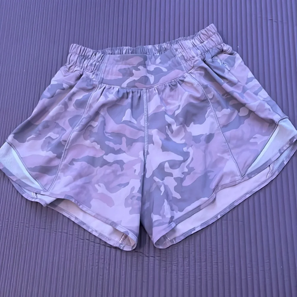 Lululemon Tall Low Rise Hotty Hots 4 inch in purple camo - Picture 2 of 4